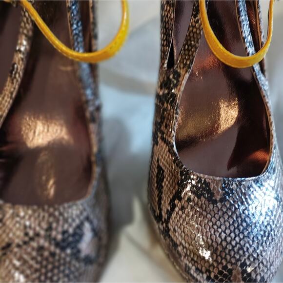 Vintage 9 Yellow Snakeskin Print MaryJane Platform Heels 90s Office Siren Y2K - Picture 7 of 13